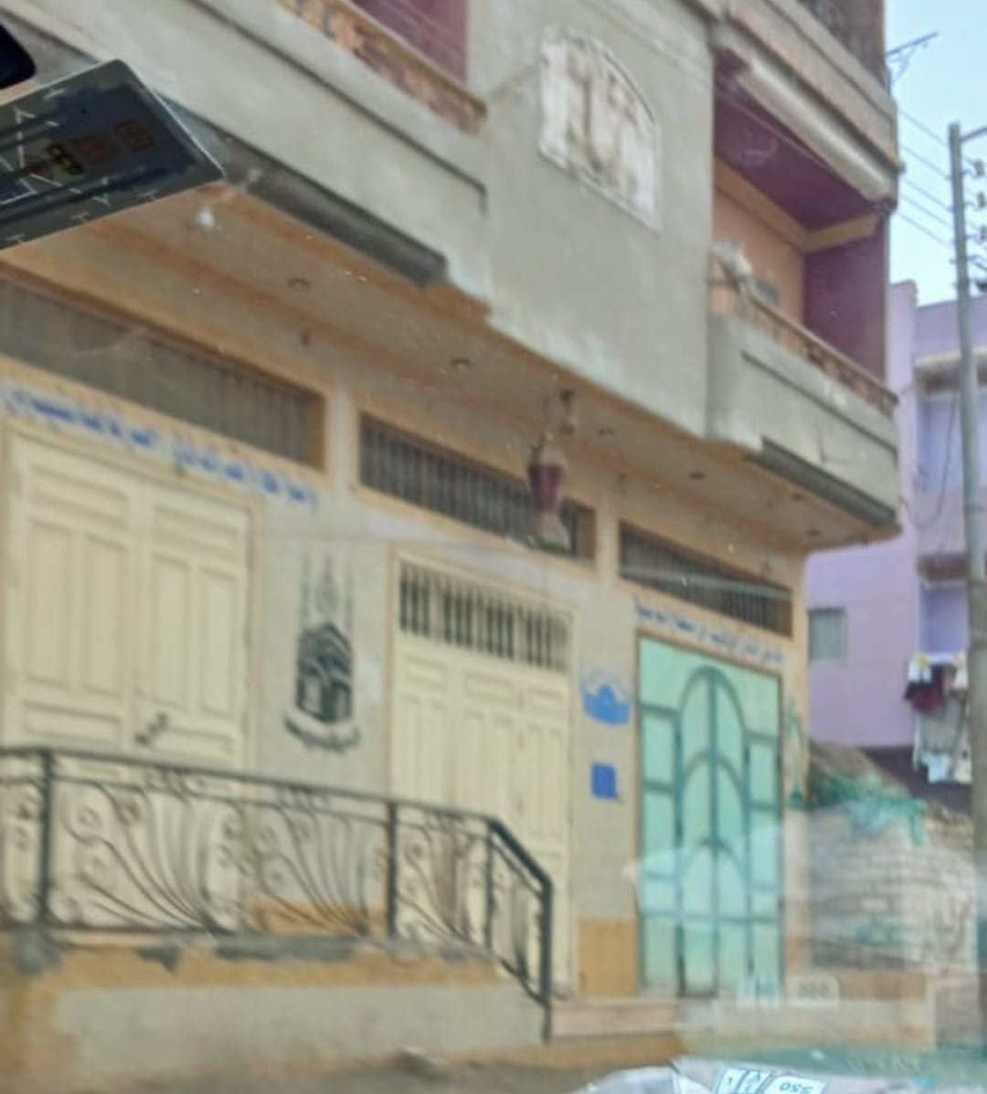 مصاطب تستولي على طريق المنصورة تمي الأمديد.. مدخل قرية الكمال